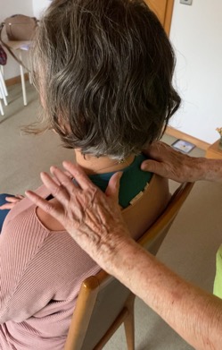 Eine Heilbehandlung wird durchgeführt. Diese aktivieren die Selbstheilkräfte der Klientin